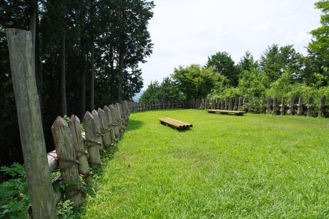 西の丸は開けた広場、柵に囲われています。