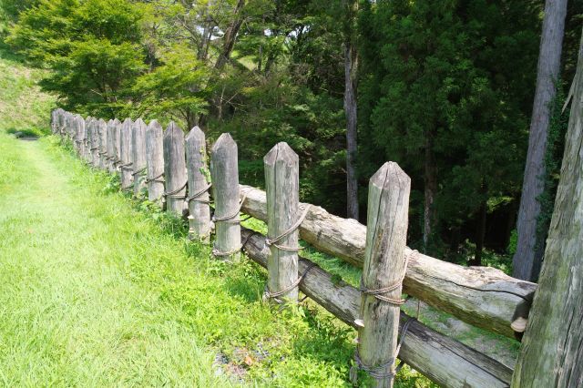 柵が雰囲気を出します。