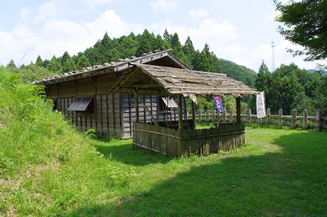南の丸の広場に出ました。建物が見えます。