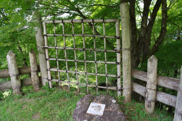 柵が戦国の城としてリアルです。この辺りも熱風が吹き上げます。