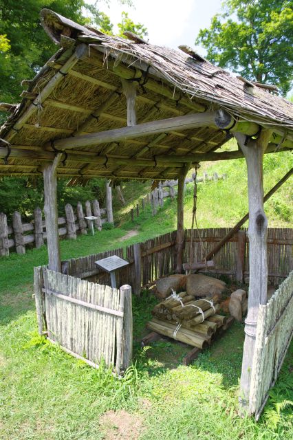 竈（かまど）小屋、生活感が感じられます。