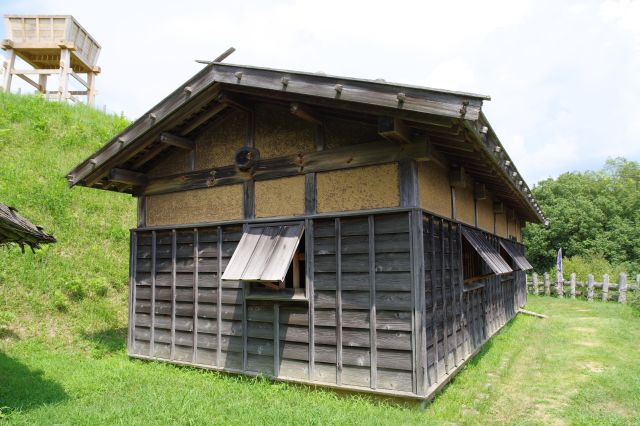 1つ目の厨（くりや）、木造で雰囲気があります。