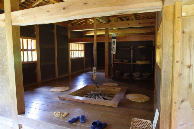 中は暗め、囲炉裏を中心にリアルな生活スペースです。