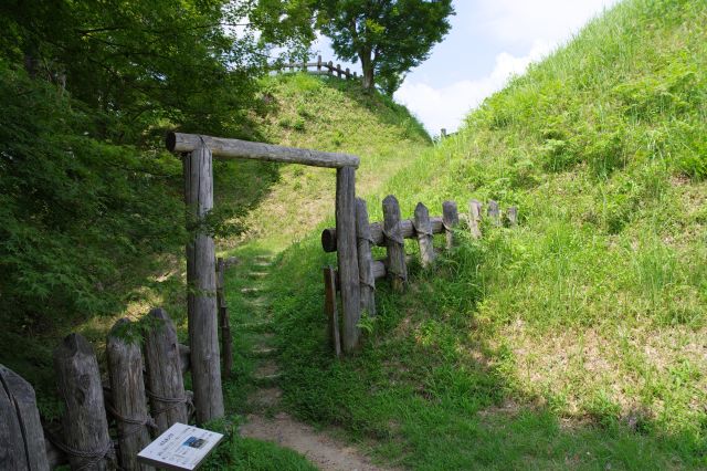 門を出て今度は右へ。