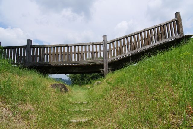 堀切を登ると目前に橋。