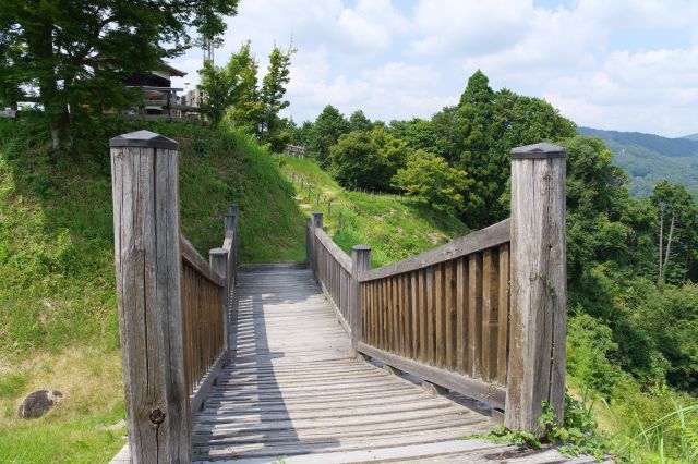 橋を渡ります。