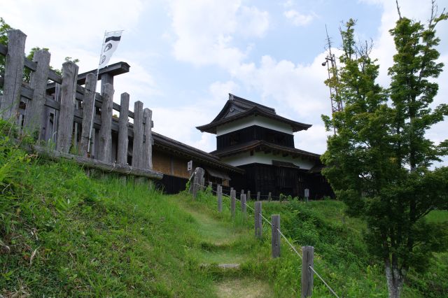 左に登ると本丸の高櫓。