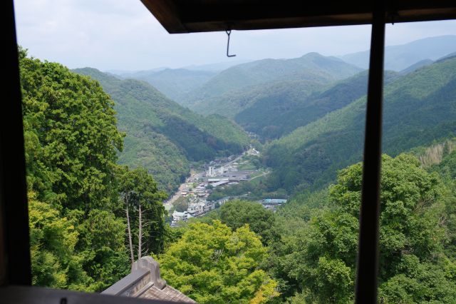 東側、山並に道沿いの町並み。