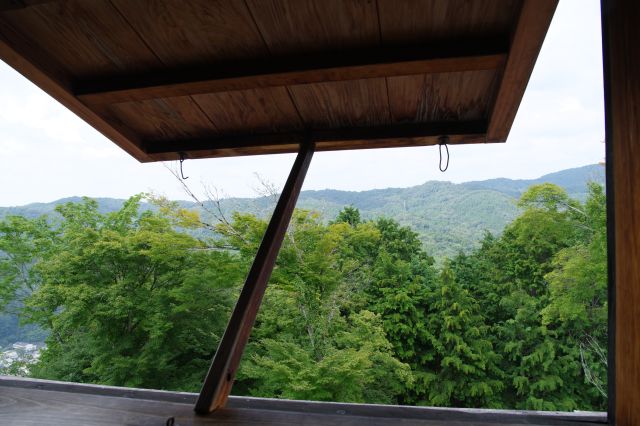 北側は山並の風景。