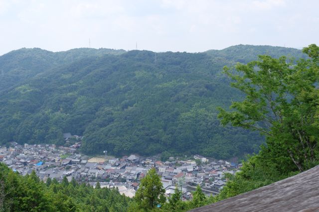 町の周辺は豊かな山々。