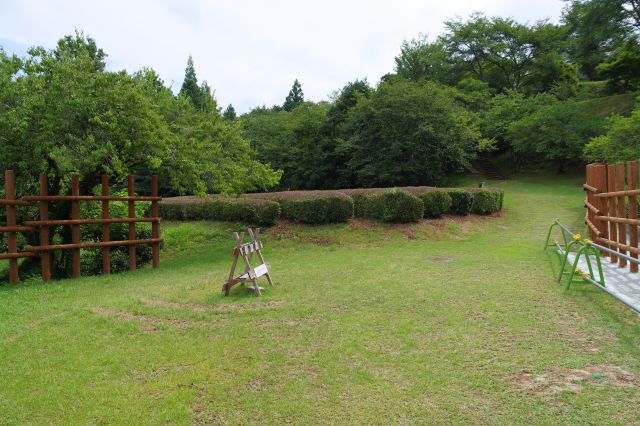 柵に囲まれた表曲輪、それほど広くない通路上の曲輪。