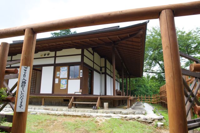 入口は復元された搦手門。