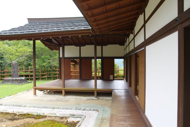 本丸には御殿が建ちます。建物は木の香り。