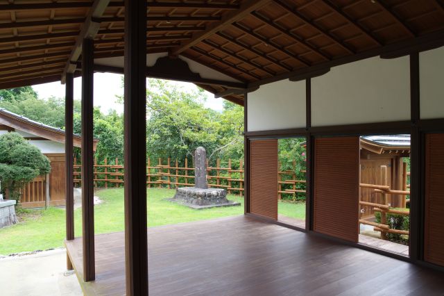 舞台のような突き出した部分。