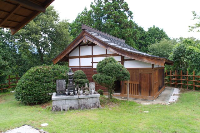 厩（うまや）が見えます。