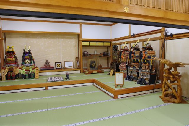 上段に鎮座する鎧などの展示。