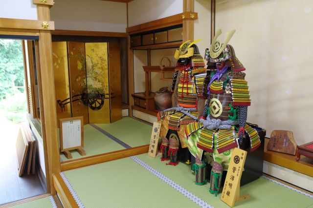 左側の鎧兜と金の屏風。