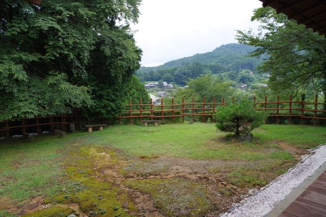 庭の空間、木々が迫る面と少し眺望が開ける面。