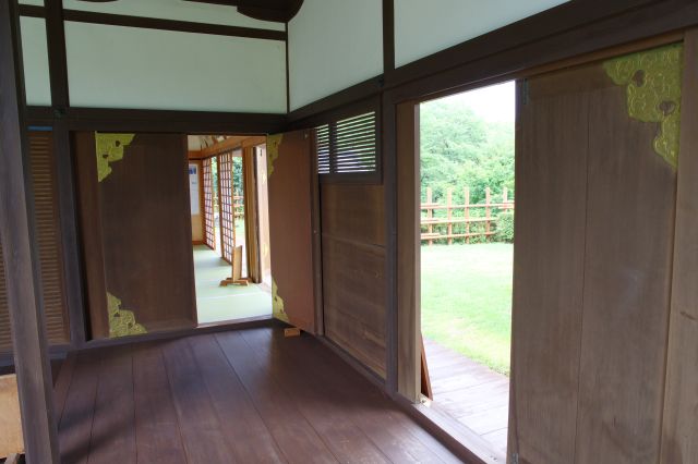 装飾のある木戸。