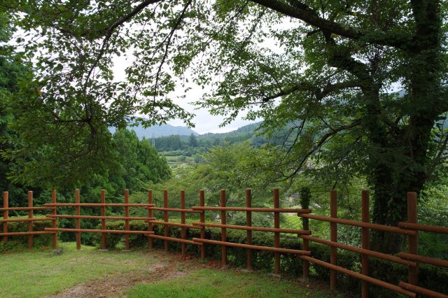 西側は里の風景が少し見えます。