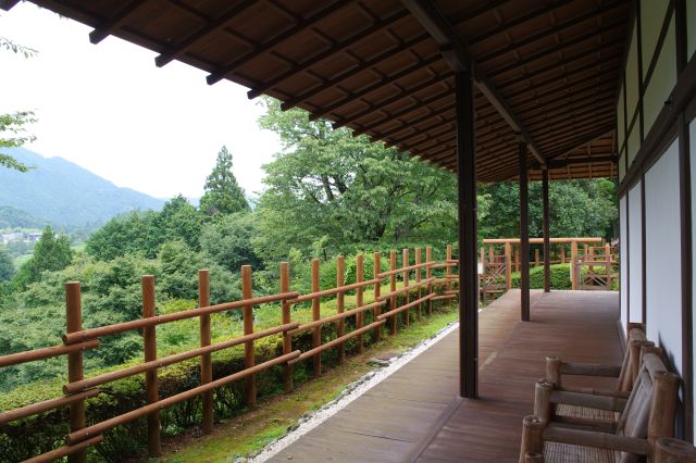 北西側、柵が近く眺望が開ける。