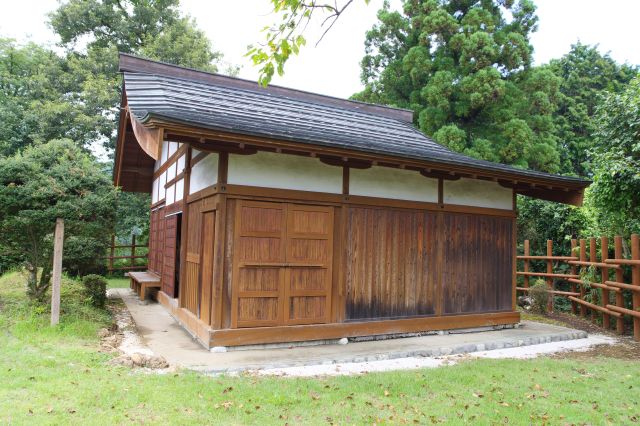 家臣住居と馬屋を兼ねています。