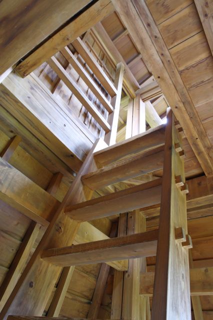 物見櫓の上へ登ります。ここも木の香り。
