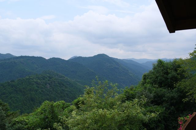 南東側に開ける眺望、南側に遠くまで連なる豊かな緑の山々。