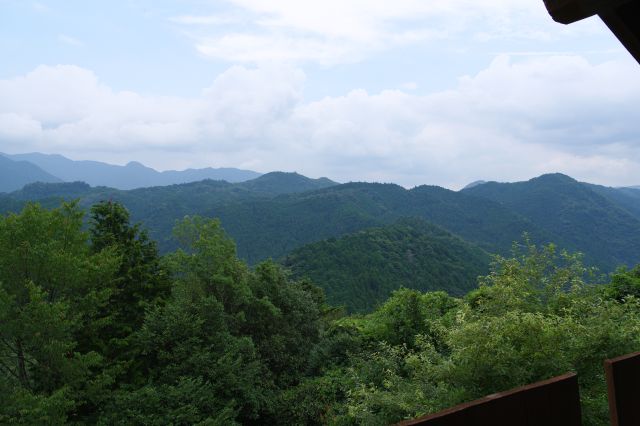 少しずつ左へ、一面に山並が連なる眺望。直接見えませんが川の音がします。