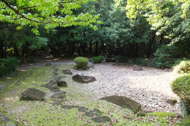 木々に囲まれた水のない庭園。