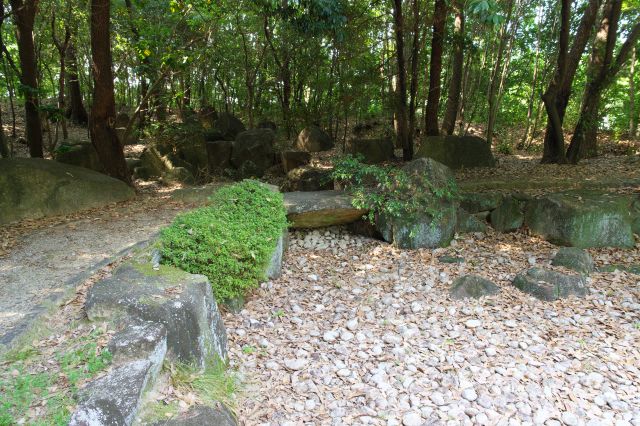 池跡を渡る橋。