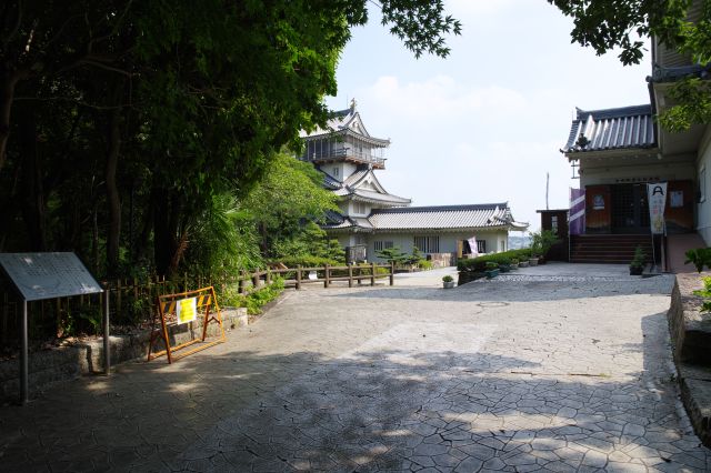 橋を渡り本丸へ。