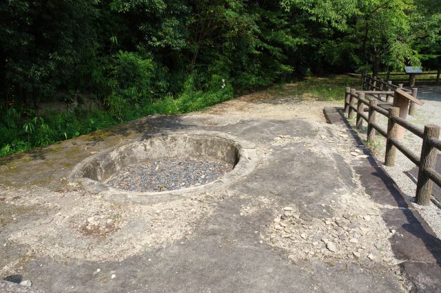 左手前に井戸跡。