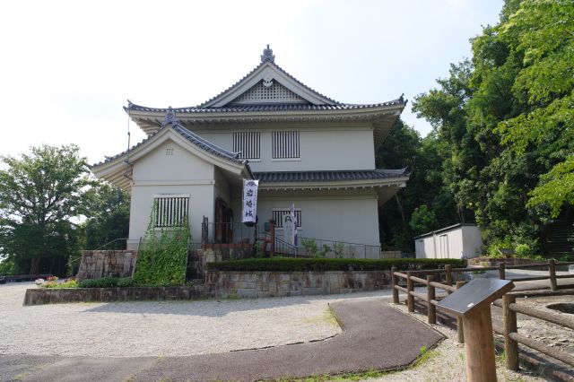 もう1つの建物は岩崎城歴史記念館。