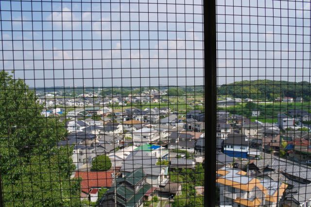 南寄り、眼下に住宅街が広がります。