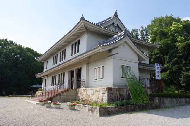 広場側に入口あり。