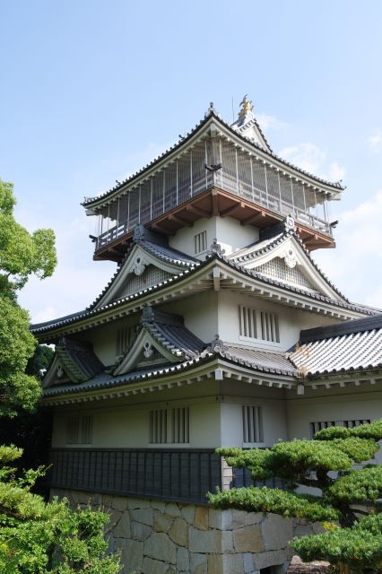 岩崎城の模擬天守。階段下からくぐれる構造。