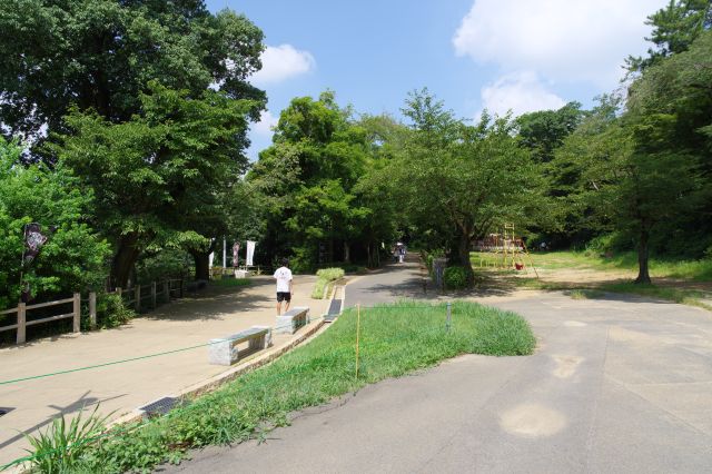 堀の上の平らな所へ。奥には遊具も。