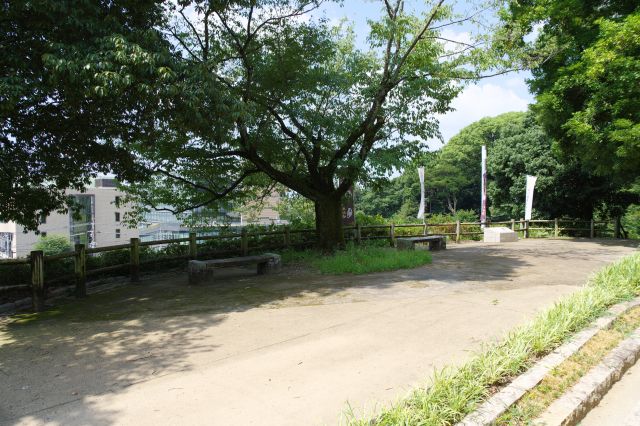 堀側のちょっとした広場スペース。