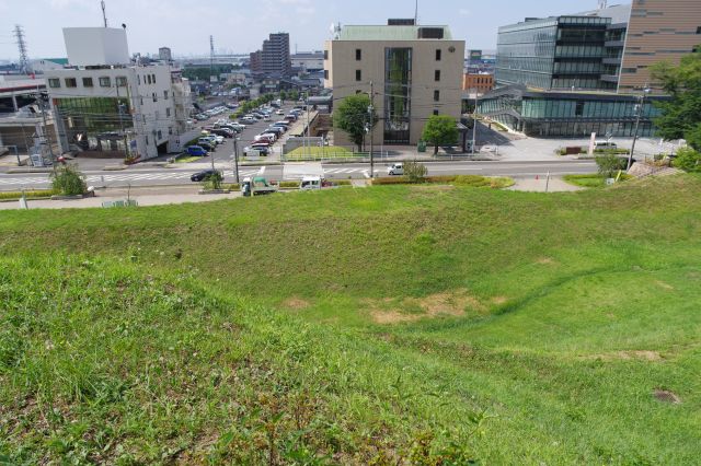 正面側、奥には元城下町の市役所や街並み。