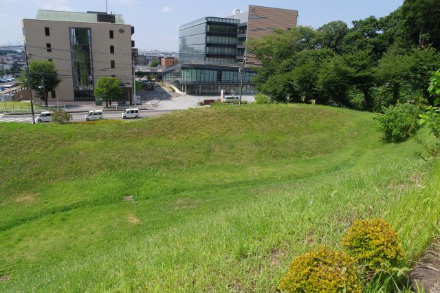 ここからの視界では道路に迫る外側の堀。