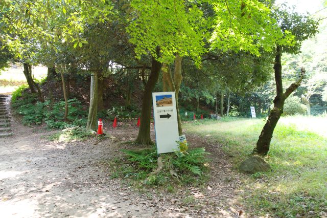 本丸の下の曲輪、右に進みます。