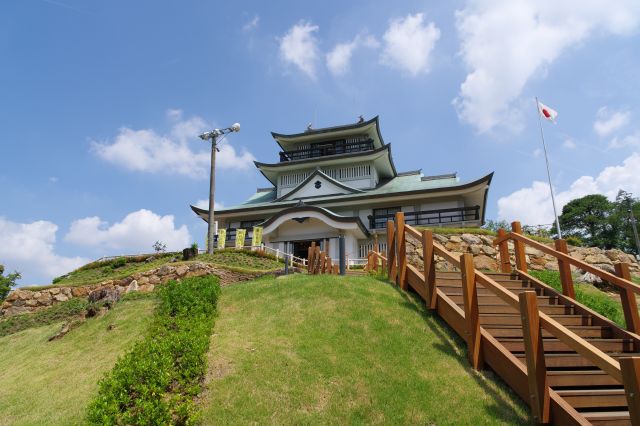 階段上の道からさらに階段を登ります。