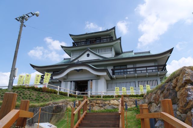 虎口のような直角曲がりの先に天守。