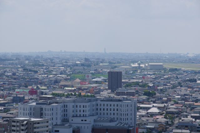 右側に東山スカイタワー。