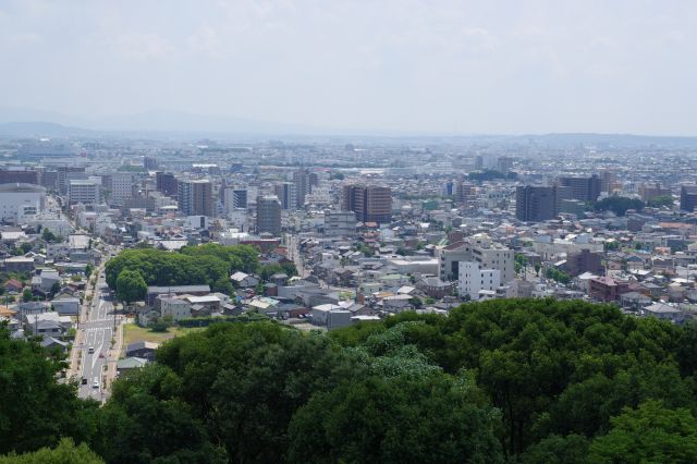 正面は名鉄小牧駅。田楽砦、猿投山方面。