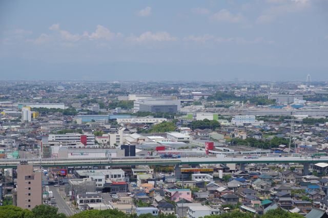 伊吹山、ツインアーチ138方面。