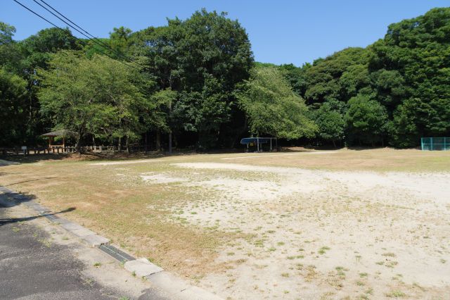 本丸跡はグラウンドになっています。