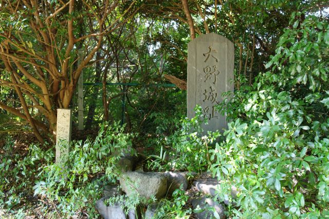 大野城址の石碑があります。