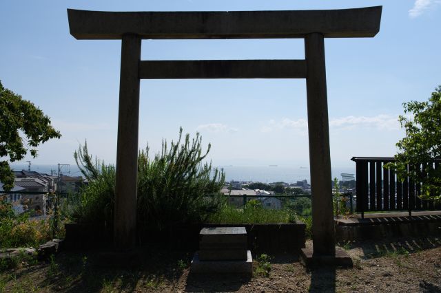海に向かって建つ鳥居は桃山御陵遥拝所、明治天皇の陵墓に向いています。